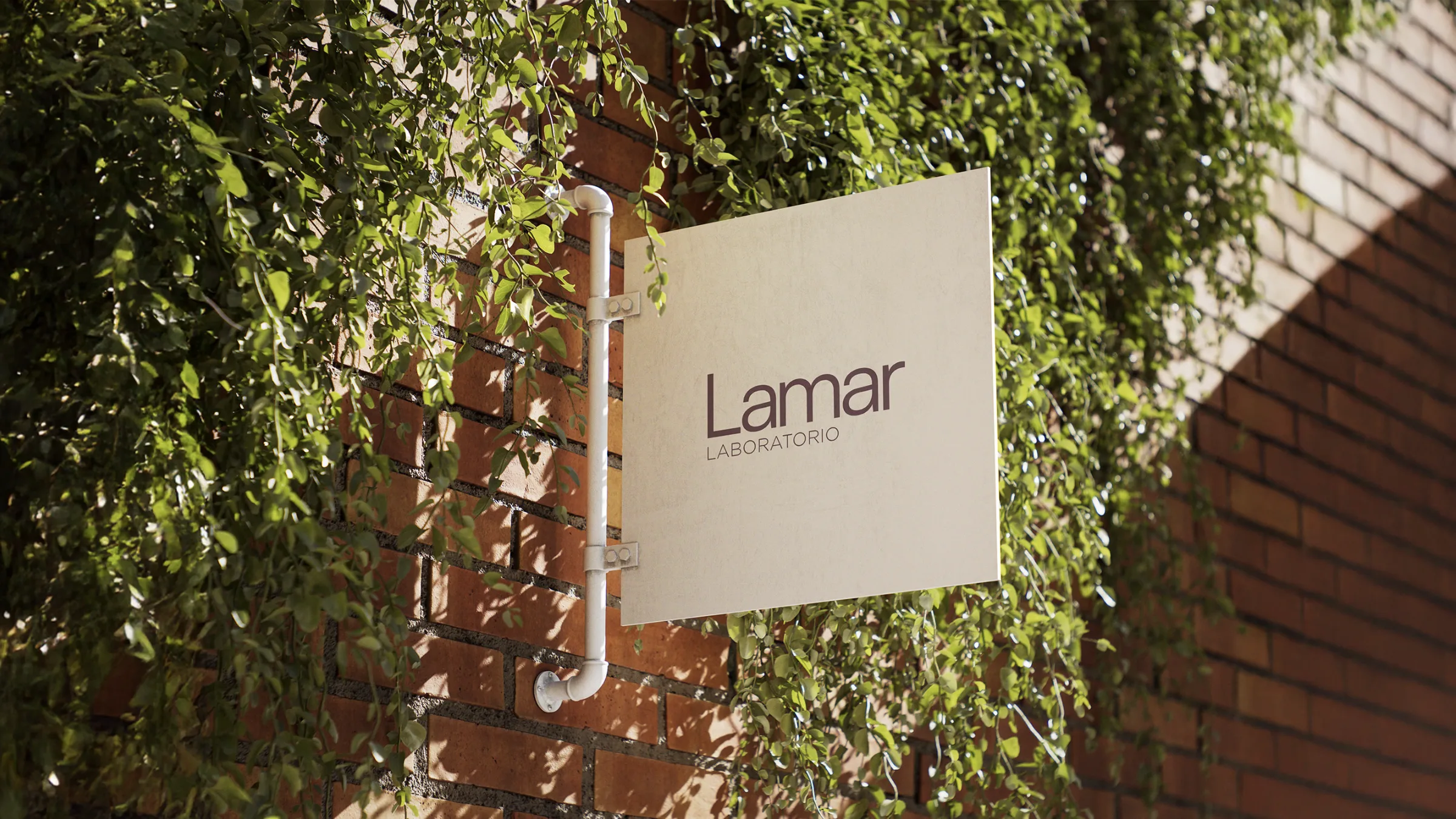 Cartel de Laboratorio Lamar sobre una pared de ladrillo con enredaderas